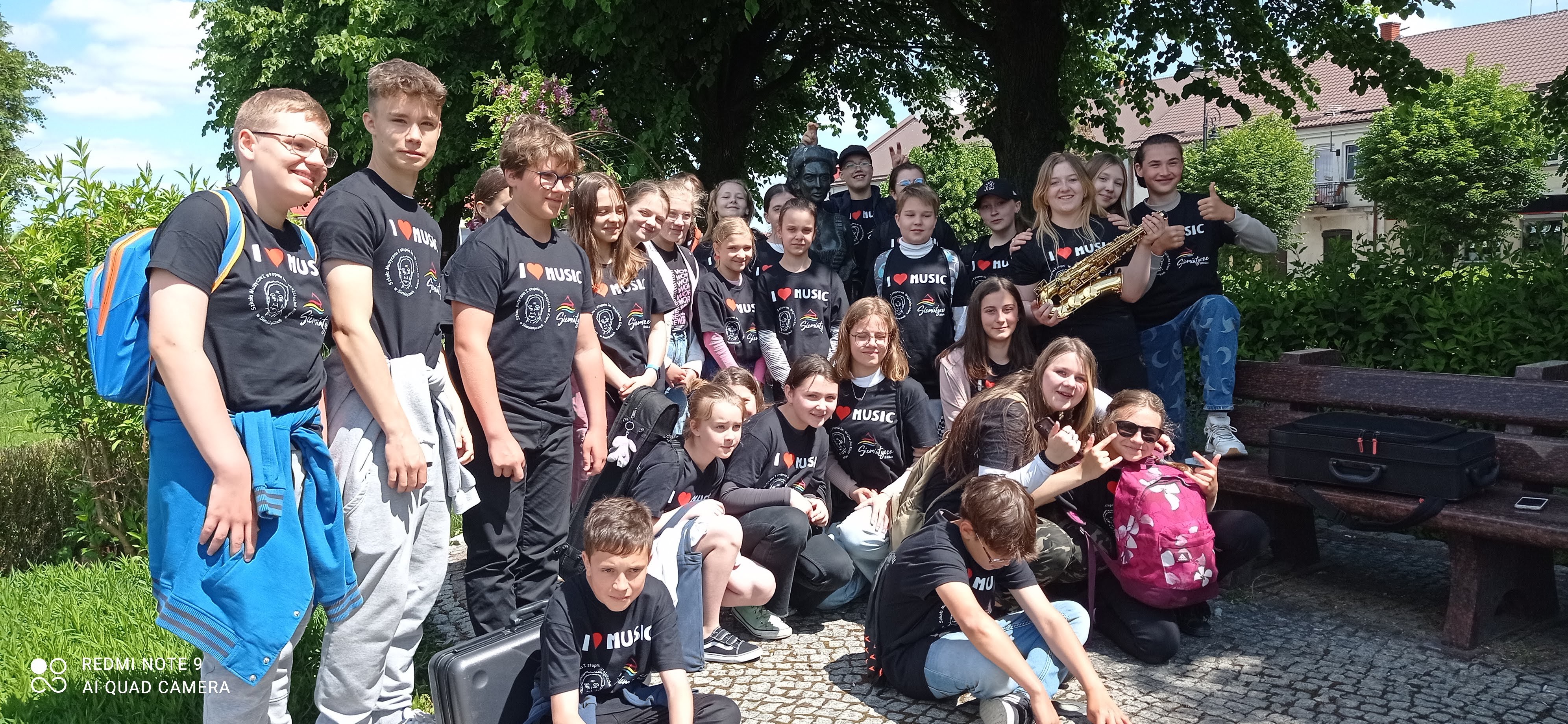 Uczniowie podczas zajęć muzycznych